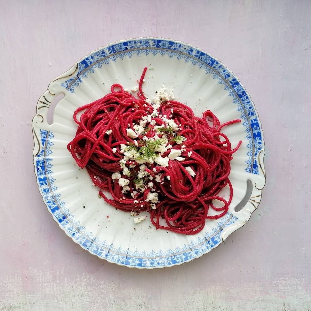 Makaron z buraczanym pesto